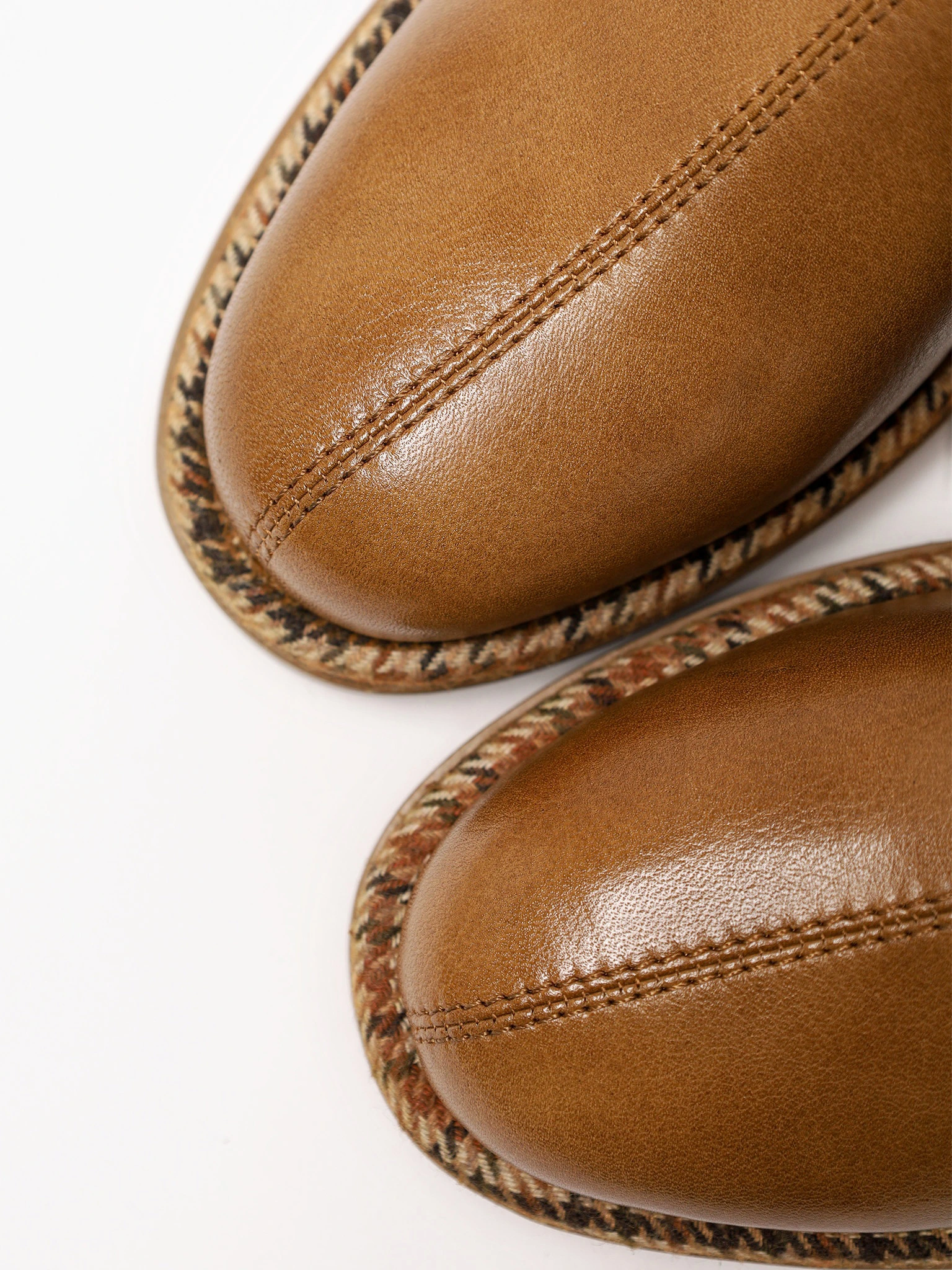 Ботинки светло-коричневого цвета на среднем широком каблуке